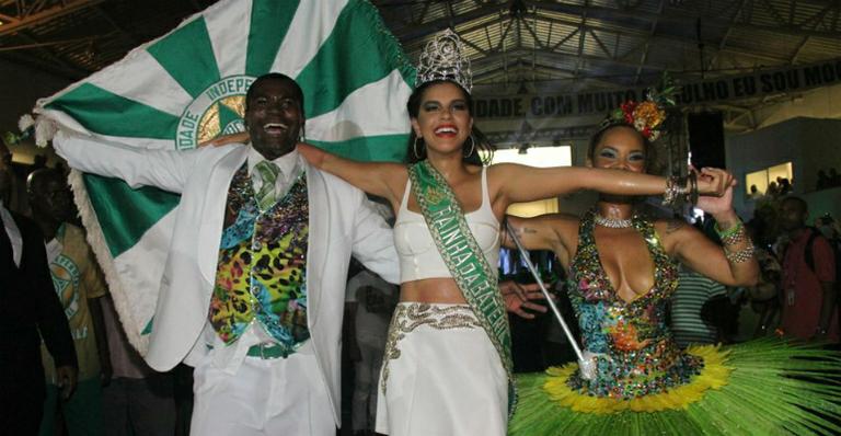 Mariana Rios é coroada rainha de bateria da Mocidade
