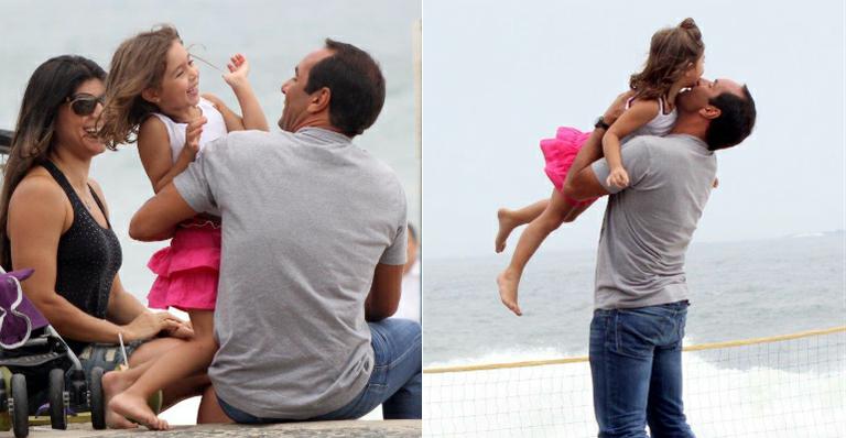 Paizão! Edmundo brinca com a filha caçula na praia