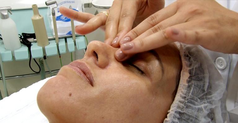 Manual de beleza: saiba como aplicar creme no rosto e evite rugas