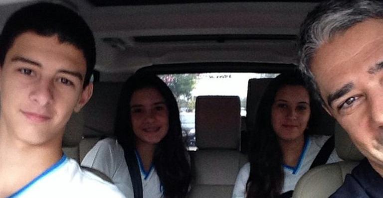 William Bonner levanta cedo e leva os filhos trigêmeos à escola