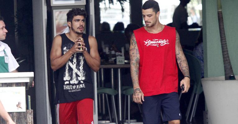 Caio Castro e Felipe Titto exibem braços musculosos em almoço no Rio