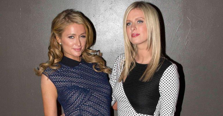 Paris Hilton mostra glamour durante desfile no New York Fashion Week
