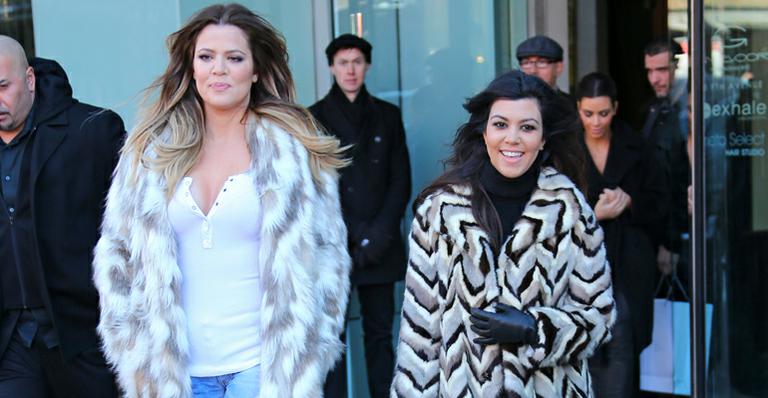 Khloe Kardashian escreve em casaco para protestar contra o uso de pele animal