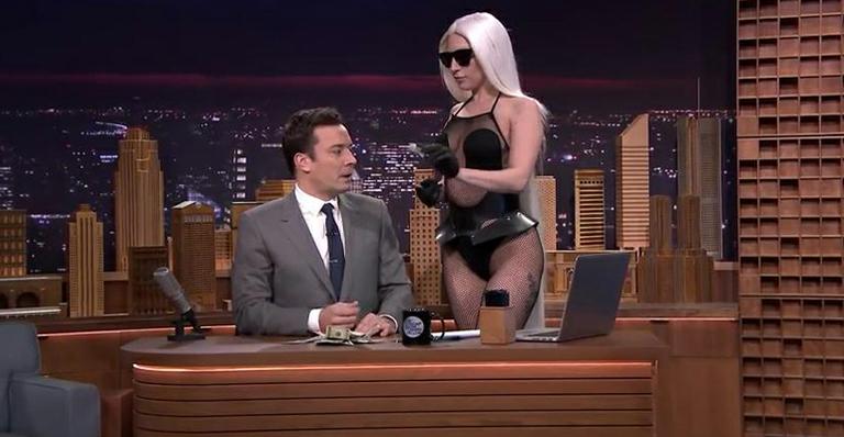 Lady Gaga ousa no visual durante participação em programa de Jimmy Fallon