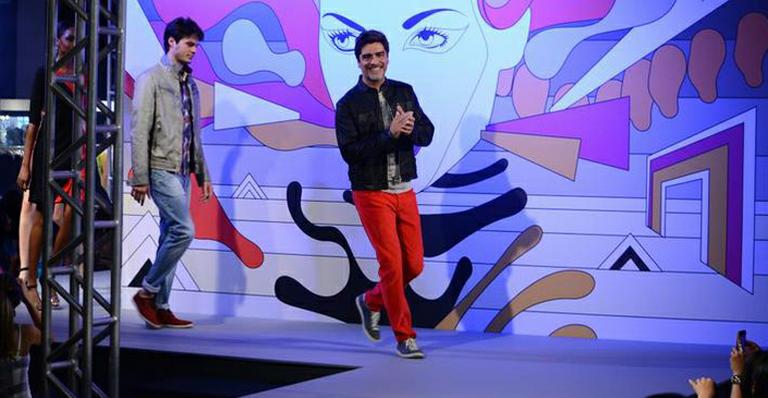 Dia de modelo: Junno Andrade, namorado de Xuxa, desfila em São Paulo