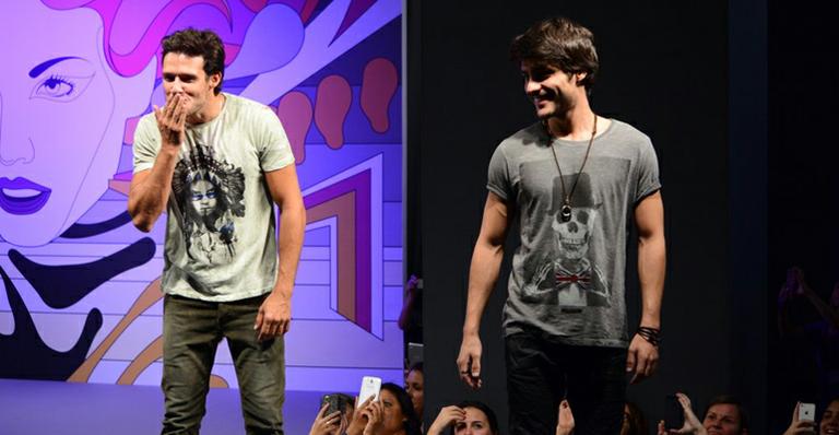 Guilherme Leicam e Nando Rodrigues, galãs de Em Família, desfilam juntos