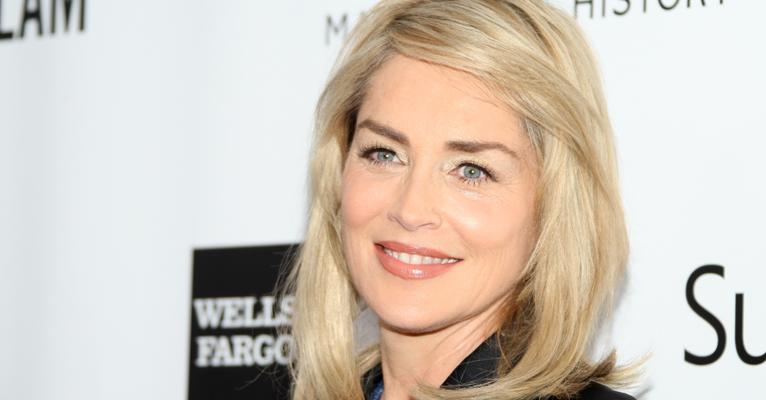 Aos 55 anos, Sharon Stone fala das dificuldades de aceitar a própria idade