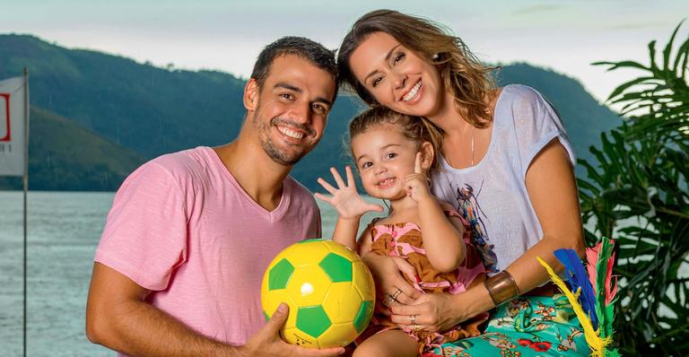 Dani Monteiro se diverte com a família na Ilha de CARAS