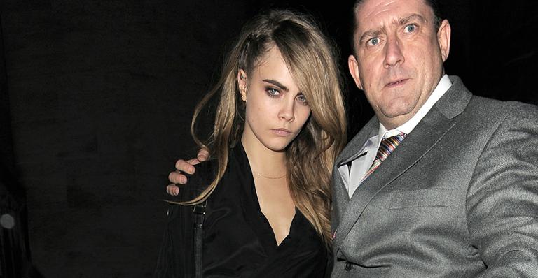 Cara Delevingne faz “carão” na saída de premiação com Michelle Rodriguez