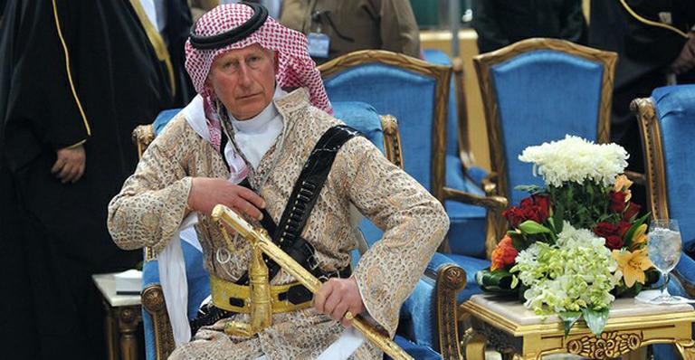Vestido de árabe, Príncipe Charles se diverte com espada