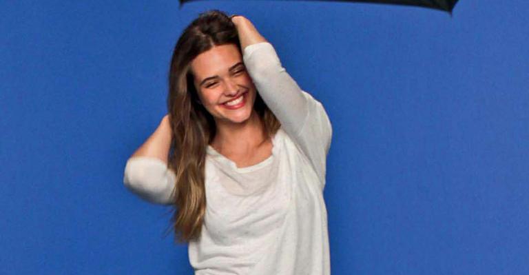 Juliana Paiva mostra seu lado fashion ao ser estrela de campanha