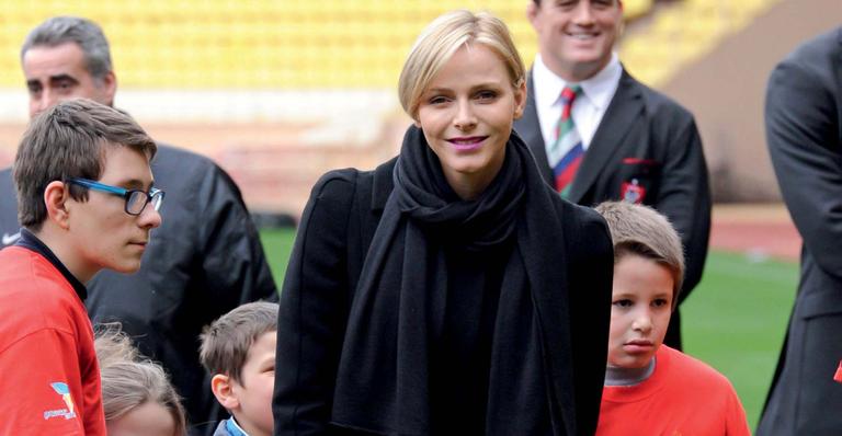 Princesa Charlene, de Mônaco, é admirada por crianças em festividades cristãs