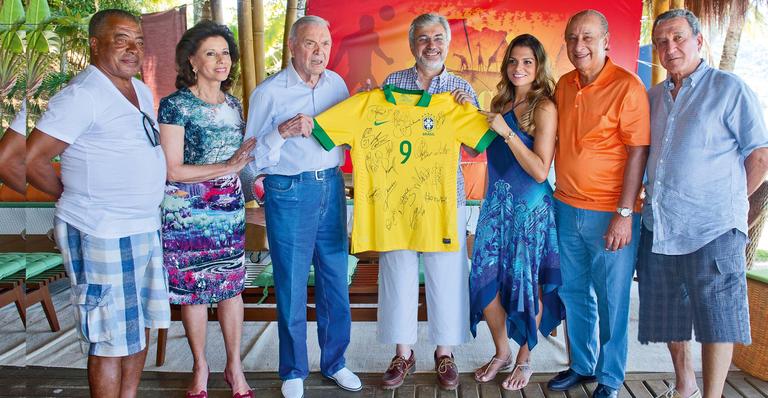 Ícones do futebol juntos em confraternização da Ilha de Caras