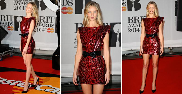 A top Rosie Huntington-Whiteley escolheu look ousado para o tapete vermelho do Brit Awards