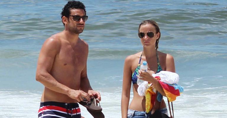 Atacante Fred vai à praia com novo affaire