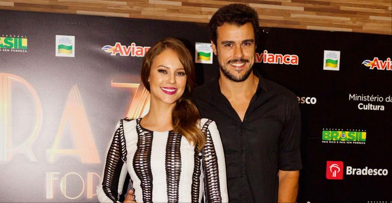 Paolla Oliveira e Joaquim Lopes prestigiam reestreia do musical Crazy for You,