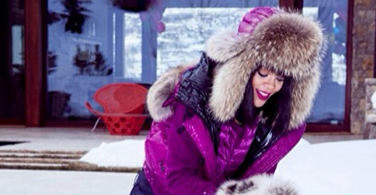Rihanna completa 26 anos e se diverte na neve em Aspen