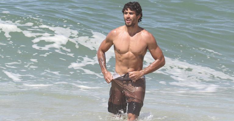 É verão! Jesus Luz se refresca na praia da Macumba