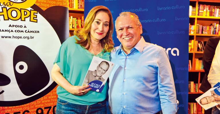 Sonia Abrão prestigia amigo em noite literária em São Paulo