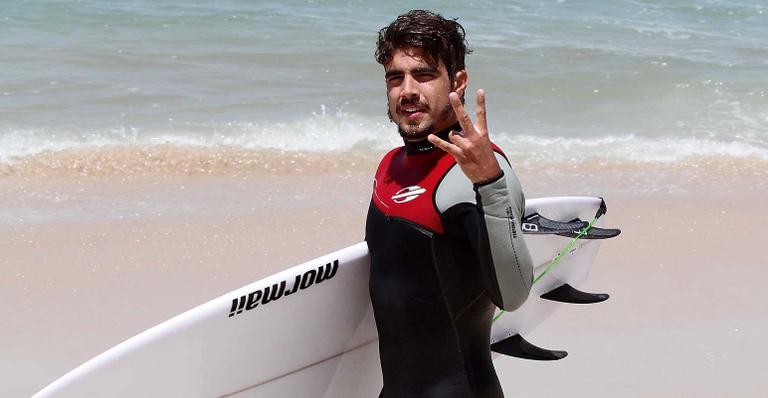 Caio Castro volta ao Rio de Janeiro depois de estadia nos Estados Unidos