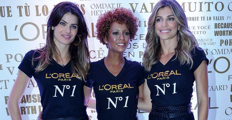 Taís Araújo aparece com os cabelos mais claros e encaracolados em evento