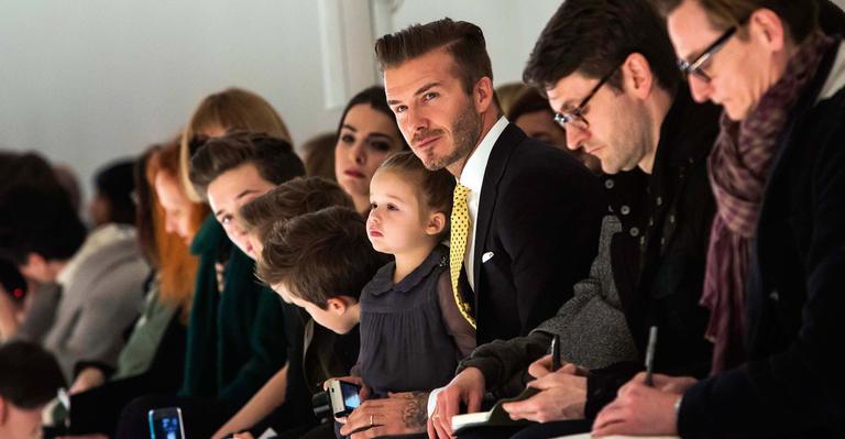 David Beckham e os filhos prestigiam o desfile da mãe durante o NYFW