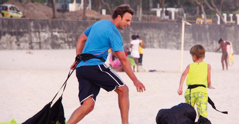 Cássio Reis na companhia do filho Noah durante corrida na areia