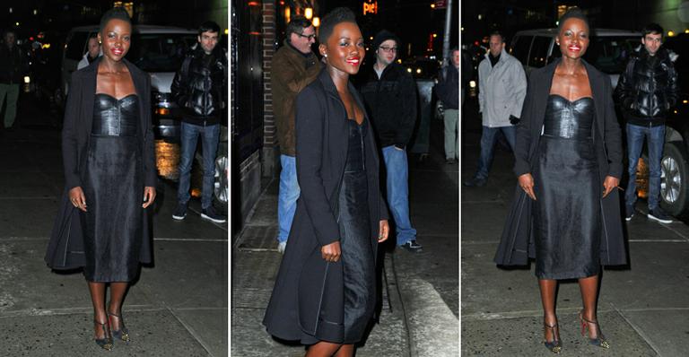 Lupita Nyong’o deu uma aula de estilo ao usar – de forma elegante – look preto e de couro