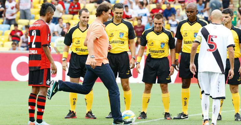 Tenista Rafael Nadal dá o pontapé inicial de clássico no Maracanã