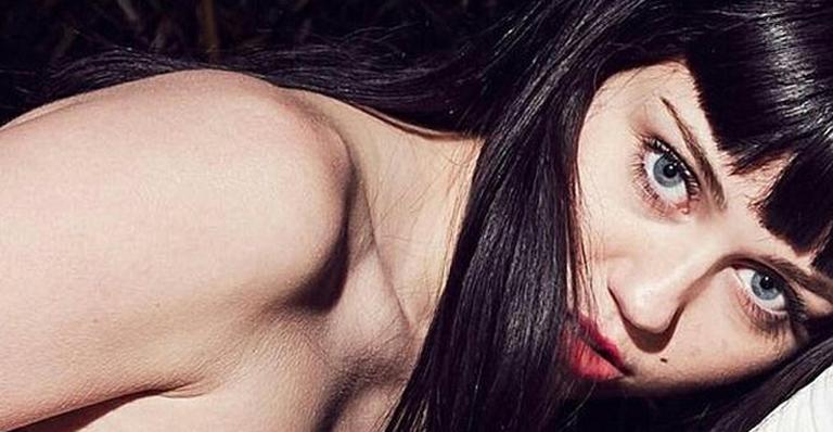 Miley Cyrus fica morena e faz topless em capa do remix de ‘Adore You’