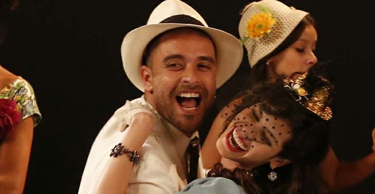 Diogo Nogueira seduz Maria Flor com samba no clipe ‘E o mundo não se acabou’