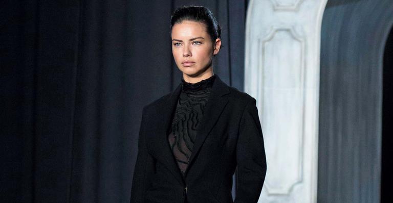 Elegante, Adriana Lima arrasa em catwalk de Nova York