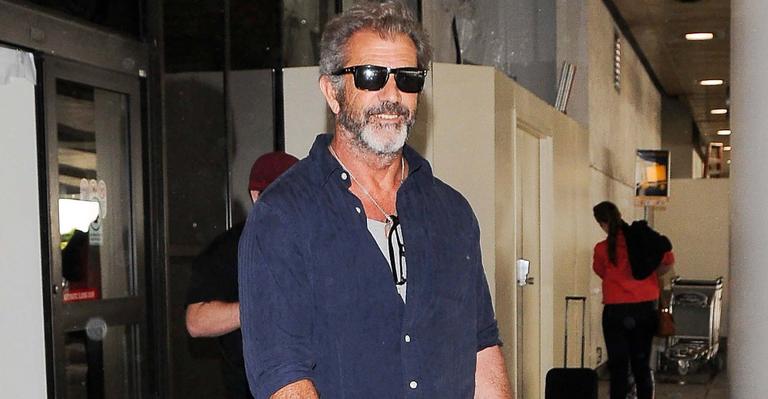 Mel Gibson exibe novo visual em aeroporto: moreno e barba grisalha