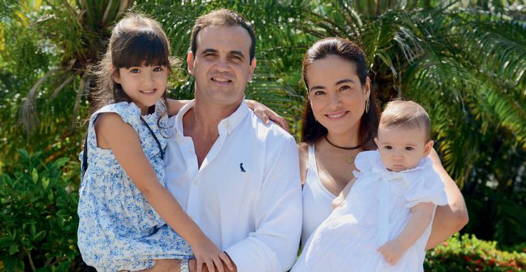 Cássia Linhares batiza o caçula Antonio Bento na Igreja São Conrado, no Rio