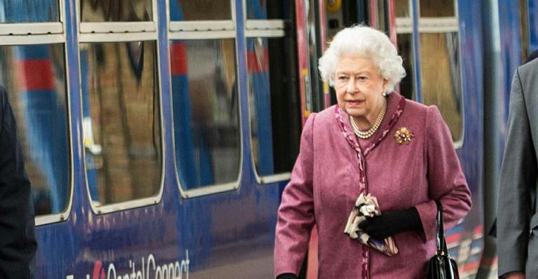 Rainha Elizabeth II volta à Londres de trem