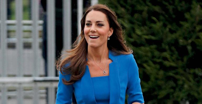Kate Middleton visita estudantes que são auxiliados pela arte terapia