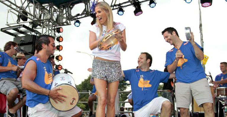 Adriane Galisteu cai no samba em desfile de bloco