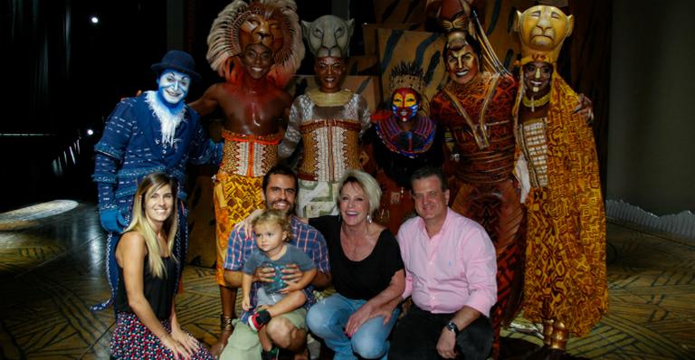 Com o namorado, Ana Maria Braga leva a família ao teatro