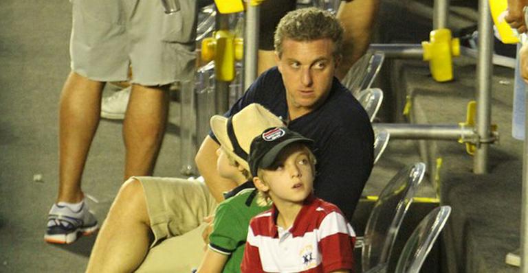 Luciano Huck leva os filhos a torneio de tênis no Rio de Janeiro