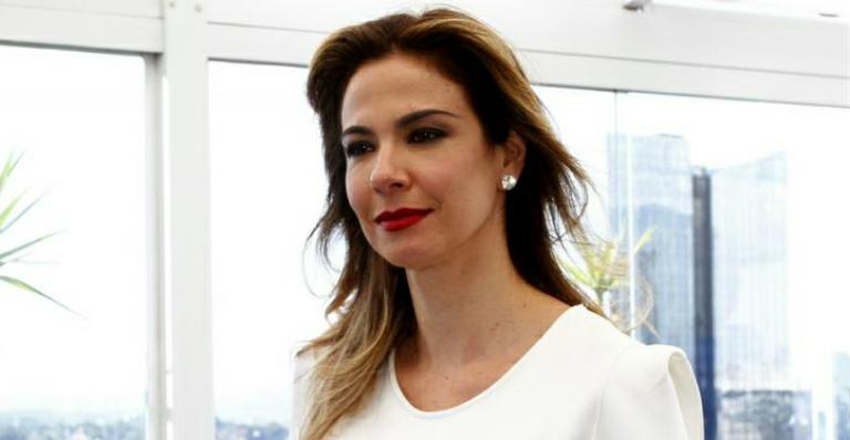 Com adorno típico e quase sem make, Luciana Gimenez se diverte na China