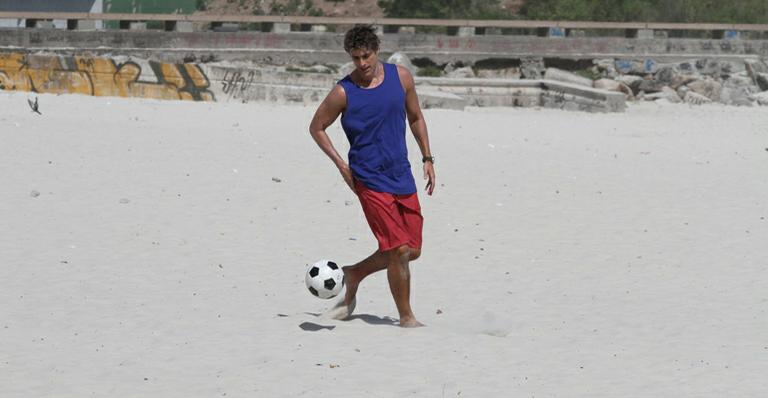 Reynaldo Gianecchini joga futebol em dia de gravação na praia