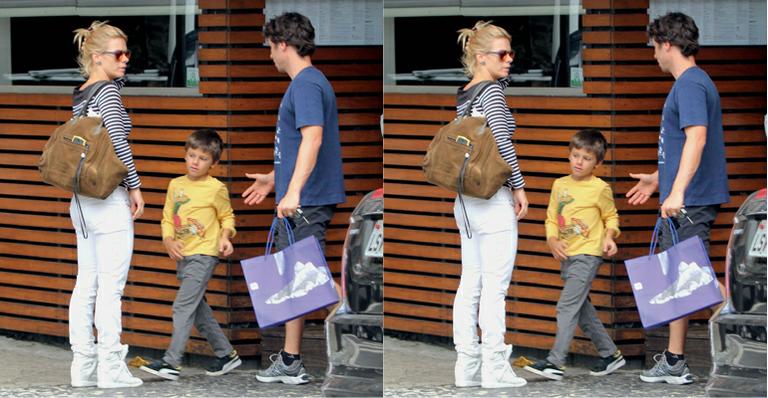 Carolina Dieckmann almoça com a família no Rio de Janeiro