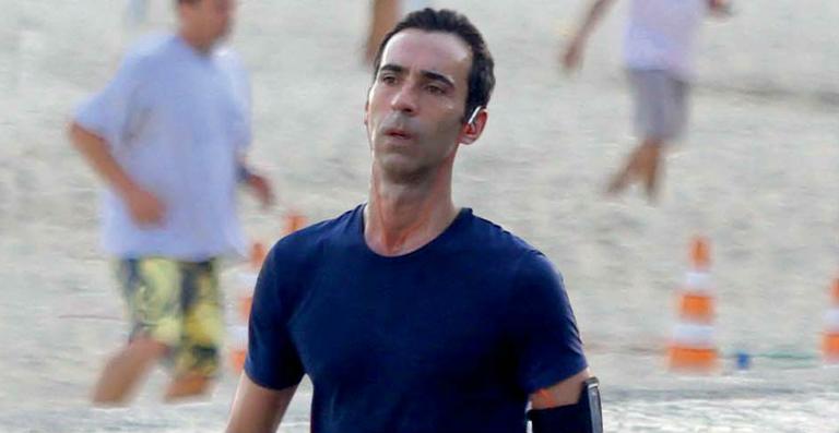 César Tralli aparece com roupas despojadas e andando de patins no Rio