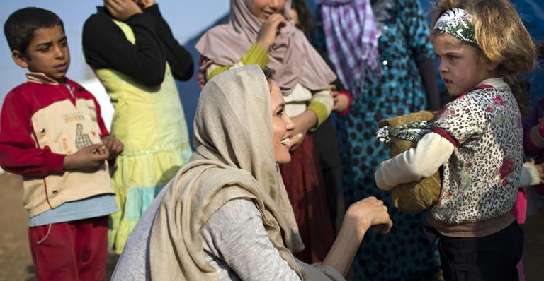 Angelina Jolie visita os refugiados no Líbano