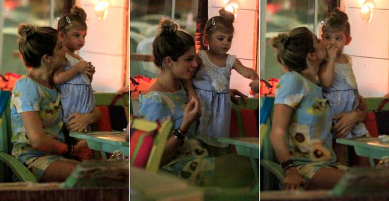 Com looks parecidos, Grazi Massafera passeia com a filha