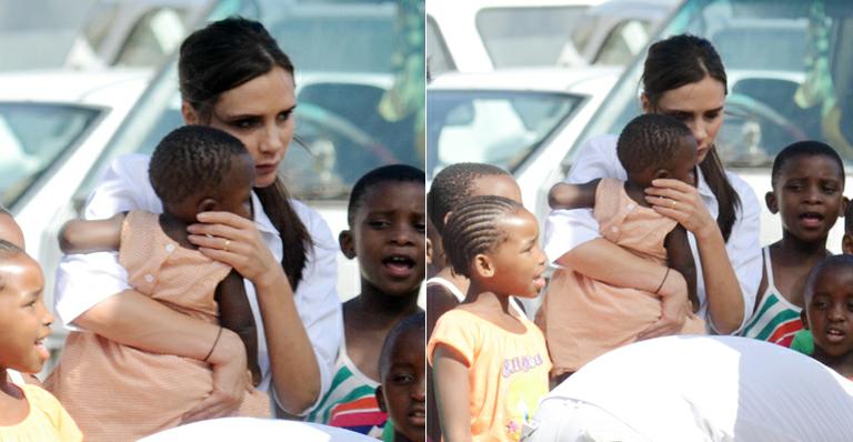 Victoria Beckham apoia campanha e posa rodeada de crianças na África