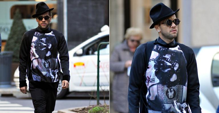 Fashionista, Daniel Alves passeia pelas ruas de Milão durante Semana de Moda