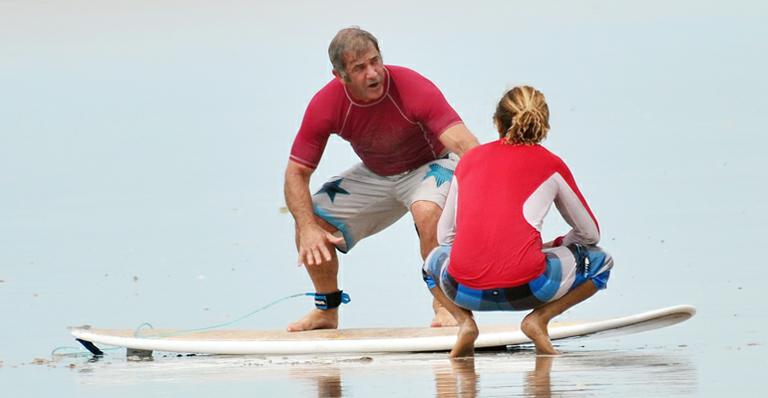 Aos 58 anos, Mel Gibson faz aula de surfe na Costa Rica