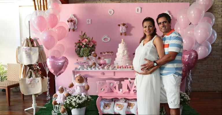 Nivea Stelmann faz chá de fraldas cor-de-rosa para a esperada Bruna