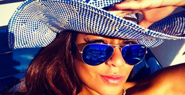 De biquíni azul, Rafaella Santos, irmã de Neymar, curte cruzeiro